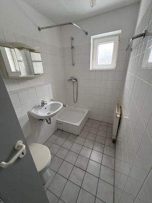 Kleines helles Badezimmer