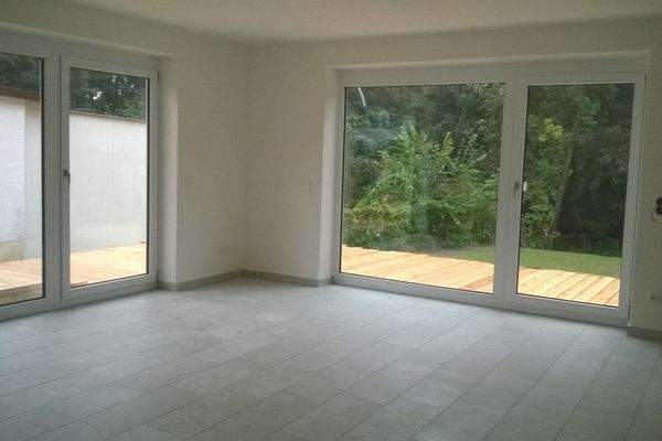 Wohnzimmer mit Zugang zur Terrasse