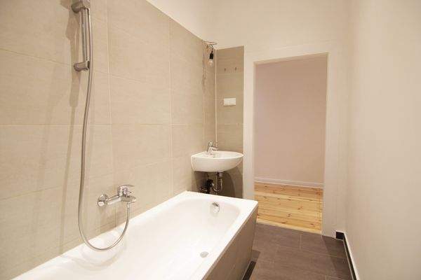 Elegantes Wannenbad mit Fenster