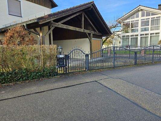 Hauseingang mit Carport