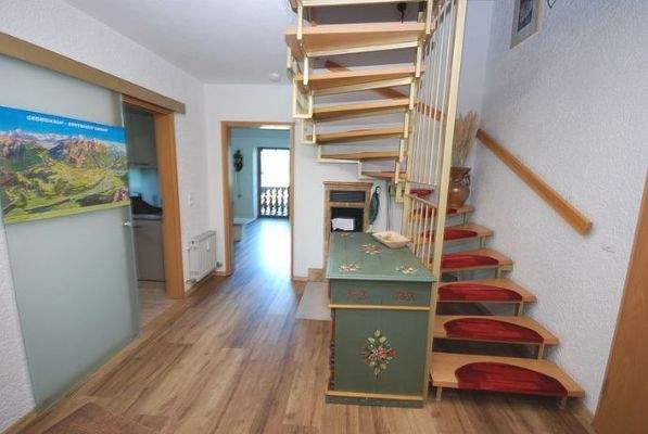 Flur mit innenliegender Treppe