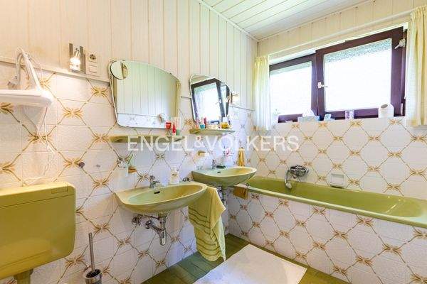 Hauptbadezimmer mit Badewanne und separater Dusche