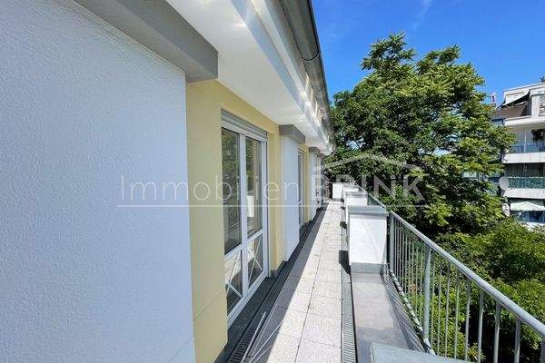 Terrasse seitlich, Zugang zur zweiten Terrasse.jpg