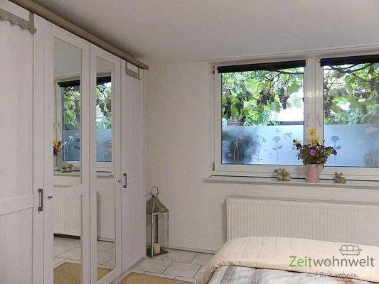 Kleiderschrank und echte Weintrauben