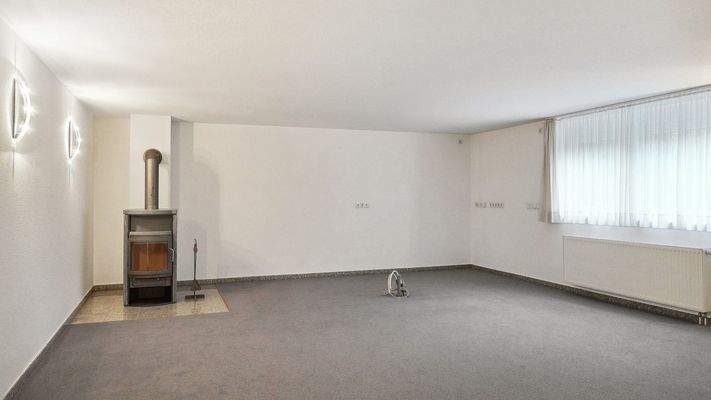 Untergeschoss - Zimmer mit Kamin und Ausbaupotenzial