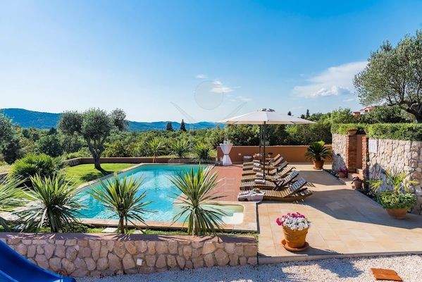 Sonnenverwöhnte Harmonie am Pool