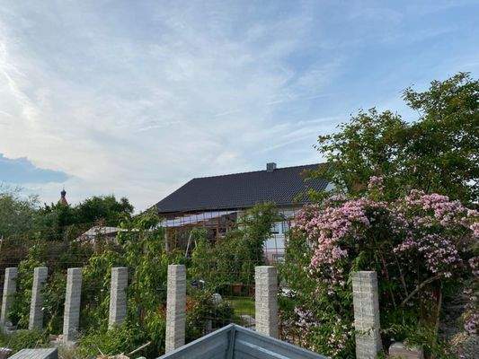 Sorry, der Hänger sollt nicht drauf. Der steht übrigens auf der unteren Einfahrt zur Garage