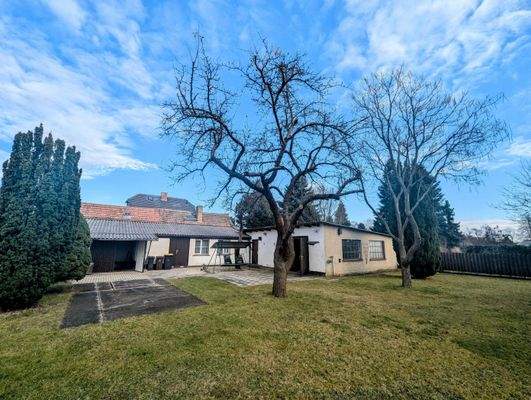 Blick vom Grundstück auf die Nebengebäude