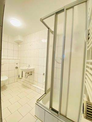 Bad mit Dusche und WC UG