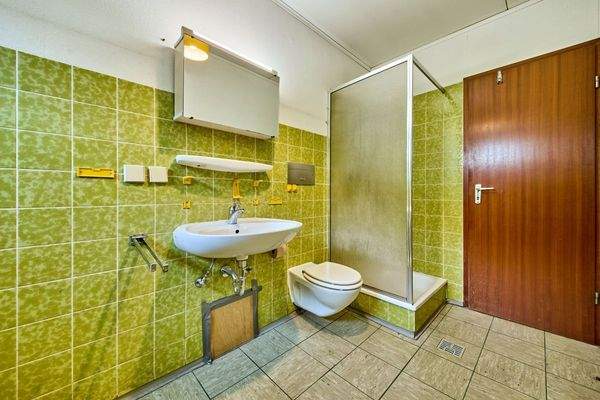 EG: Tageslichtbad mit Wanne und Dusche