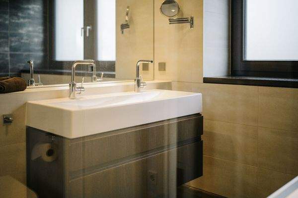 Doppelwaschbecken im Vollbad