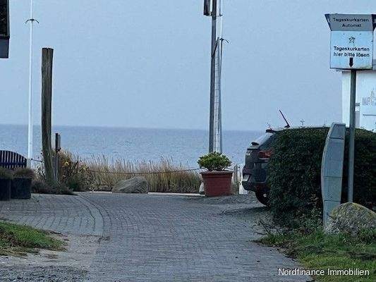 Weg vom Deich zum Strand