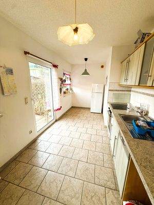 Helle Küche mit Terrasse