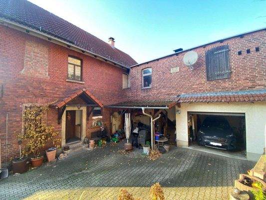 Innenhof mit Garage, Nebengebäude und Hauseingang 