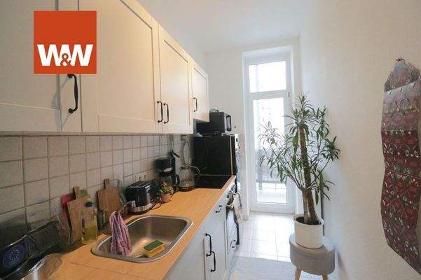 Küche mit Zugang zum Balkon