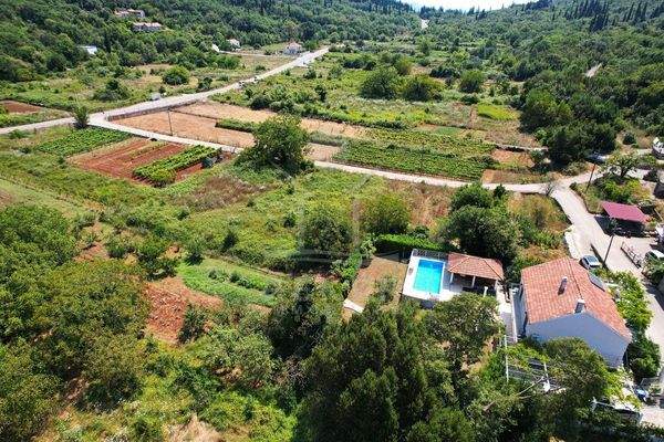 Eingebettet in malerische Hügellandschaft