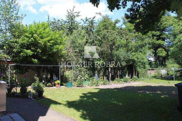 Grünfläche am Haus