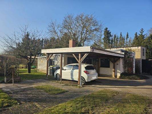 Nebengebäude und Carportanlage