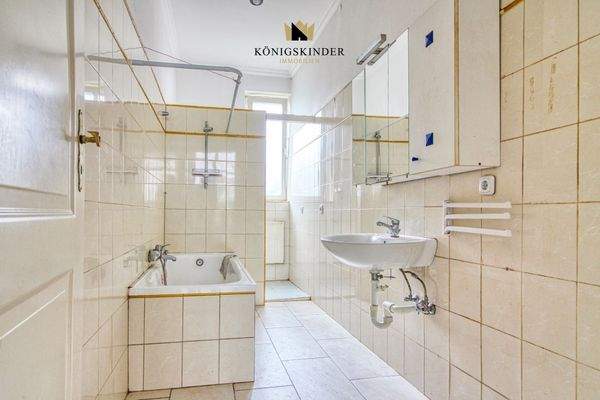 großes Bad mit Dusche und Wanne 