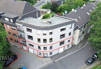 Hausansicht mit Garage u. Stellplatz