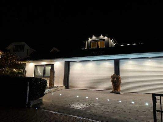 Garagen-Anlage bei Nacht