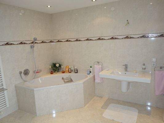 Hauptbad im DG mit Eckbadewanne...