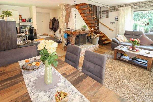 Wohnzimmer mit Kamin