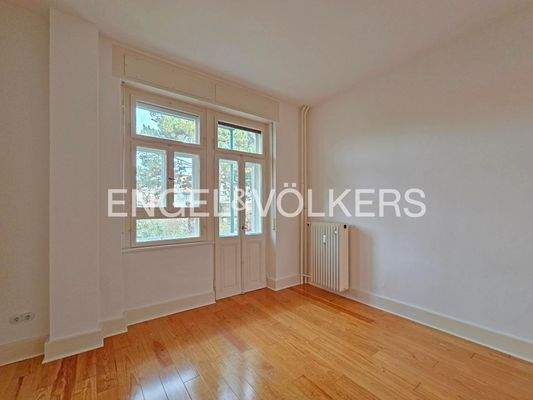 Zimmer mit Balkonzugang