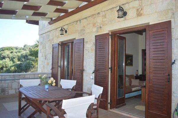 Steinhaus mit Blick auf das Meer und die Schlucht