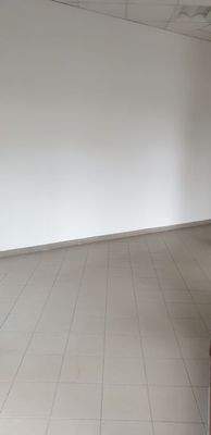 Fließenboden im gesamten Verkaufsraum