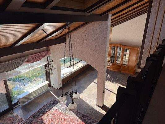 Blick von Galerie auf Wohnbereich