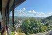 Seitlicher Blick ins Tal durch Panoramafenster