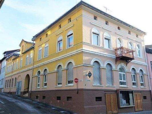 Strassenansicht des impossanten Gebäudes 