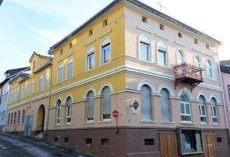 Strassenansicht des impossanten Gebäudes 