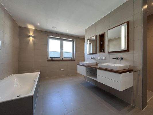 Badezimmer mit Wanne & Dusche