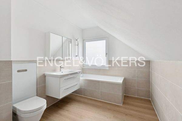 Großes Badezimmer im DG