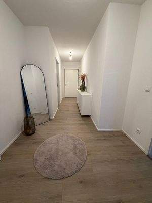 Moderner Flur mit Spiegel