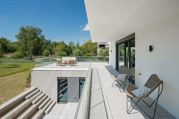 Großzügige Loggia und Terrasse im EG