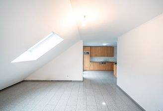 Der Raum wirkt durch die Dachschrägen sehr gemütlich. 