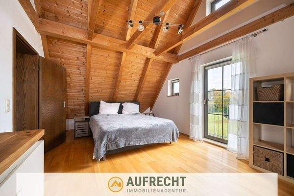 lichtdurchflutetes Schlafzimmer