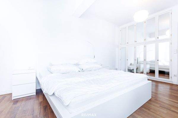 Schlafzimmer mit Einbauschrank