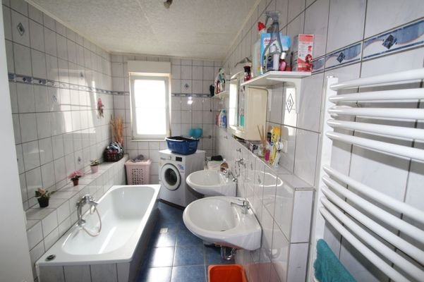 Das Badezimmer von der großen Wohnung