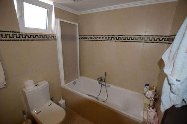 Freistehende Villa mit drei Schlafzimmern und Gästeapartment, Olivenhain und Pool