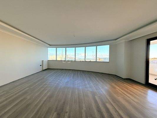 Middle-Floor Apartment in a Complex with Pool and Gym in Trabzon