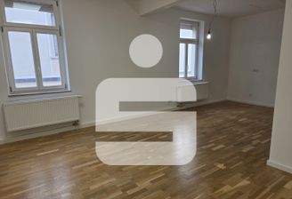 offener Wohnbereich mit Blick zur Küche