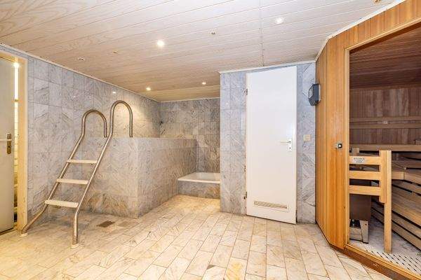 Saunabereich mit Eisbecken und WC