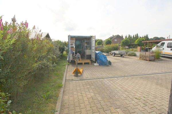 Zugehöriger Container als Depot u. Außenfläche