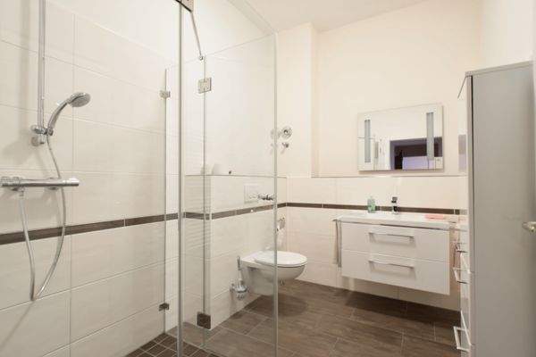 Geräumiges Duschbad