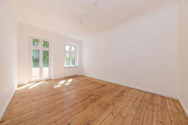 Wohnzimmer mit Balkon