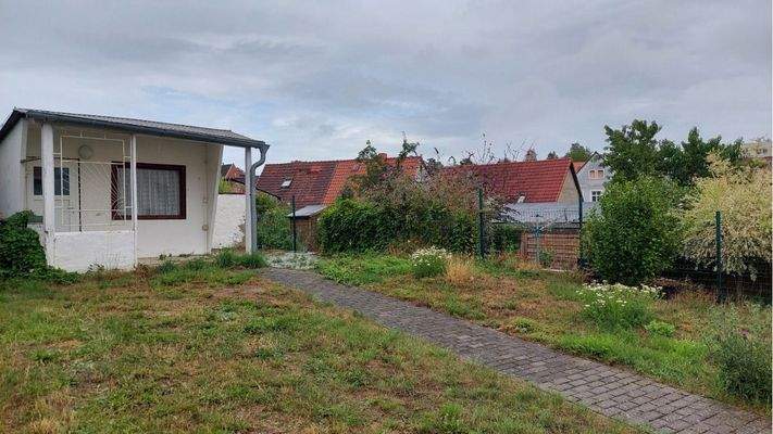 Ansicht des Gartens mit praktischer Laube